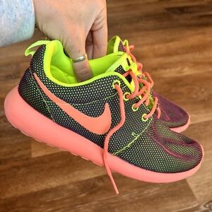Nike Roshe Run Neon Sneakers Women’s Size 6.5 Running Shoes